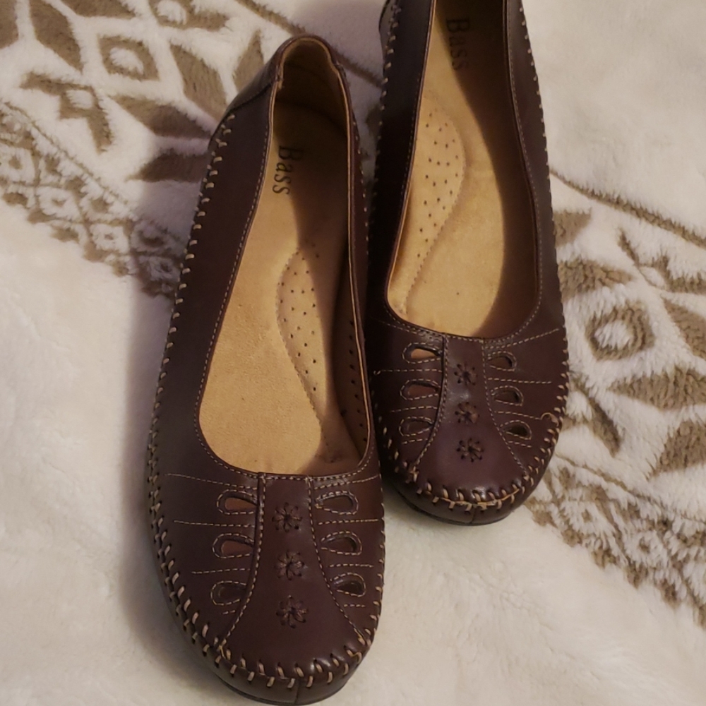 BASS womans leather upper shoe , size 11